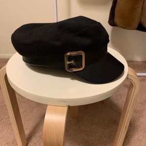 Buckled  black newsboy hat